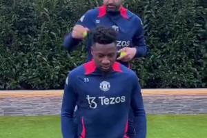 國外球迷社媒吐槽奧納納：還在掉，應(yīng)該練習(xí)抓住啊??