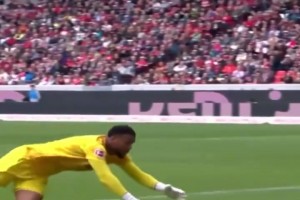 世界級射門，世界級撲救！足球的魅力在于永不放棄??