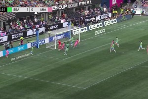 姆貝莫這是屁股是真的翹，一旁的女生收到“詹皇”簽名后驚聲尖叫