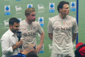 真曼市雙雄！那不勒斯球迷多愛德布勞內(nèi)啊，整場下來喊了好多次