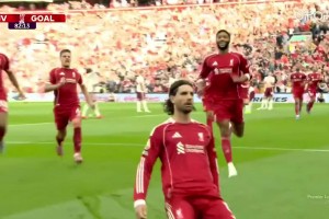 ??索博任意球世界波！詹?。阂坏篱W電，刺破蒼穹！百步穿楊?。? >
                                        </div>
                                    </div>
                                                                        <div   id=