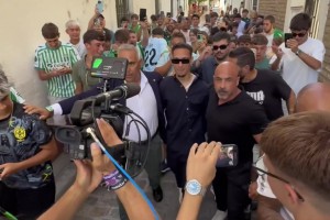 貝蒂斯的神！安東尼在當(dāng)?shù)厥艿角蛎詿崤? >
                                        </div>
                                    </div>
                                                                        <div   id=