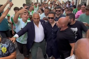 堪比國(guó)內(nèi)頂流明星出街！安東尼深受貝蒂斯球迷喜愛 ??