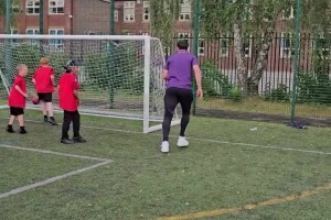 在假日營地活動中，馬奎爾接小孩哥助攻頭球攻門