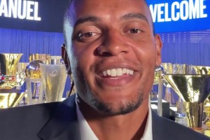 新援駕臨！阿坎吉在國米榮譽(yù)室曬自拍：等不及與你們相見????