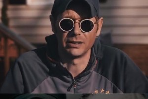 眼中只有拜仁！還記得這因?yàn)榧膊“寻萑赎?duì)徽印在眼睛上的球迷嗎？