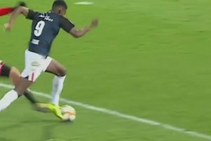 攻堅(jiān)利器！伊薩克曾在荷甲上演神級(jí)一條龍破門！