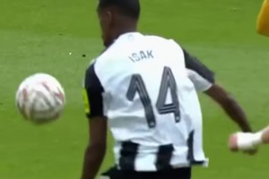 伊薩克：3人包夾，你們也碰不到球！