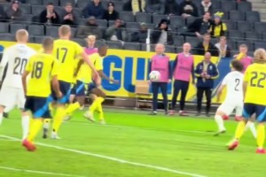 真值1.3億！伊薩克禁區(qū)內(nèi)挑球轉(zhuǎn)身過人，這是在太瀟灑了??