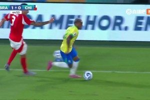 爭(zhēng)議！馬里潘放倒韋斯利染紅，但var回看取消紅牌改判黃牌