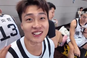 記者調(diào)侃趙?！翱梢钥绝喿杂闪恕?沈梓捷接一句：德比坐一塊了