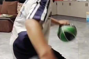 不太合適吧？詹姆斯成都活動(dòng)現(xiàn)場，一名詹黑拿著詹姆斯經(jīng)典哭臉照片坐在場邊