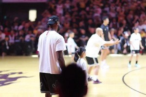 321，咔嚓！崔永熙在詹姆斯成都活動現(xiàn)場與大家熱情合影！