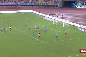 真敢做動(dòng)作??！蘇超無錫球員禁區(qū)內(nèi)停球+倒鉤，可惜踢中對手??