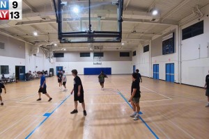 即便是代表皇馬攻破曼聯(lián)球門(mén)，C羅沒(méi)有選擇慶祝，表達(dá)著敬意