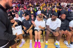 李夢拍了拍老詹：看鏡頭！然后與崔永熙和趙睿一起對鏡頭比耶！