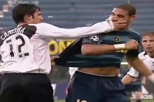 不慣著！當年阿德遭瓦倫西亞球員暗算，藍黑國王直接“正當防衛(wèi)”