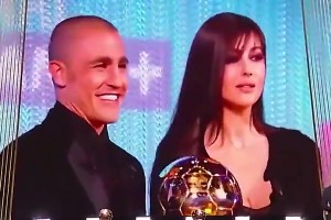 絕世側(cè)顏！當(dāng)年地球之花給卡納瓦羅頒金球，卡納瓦羅差點(diǎn)沉醉??