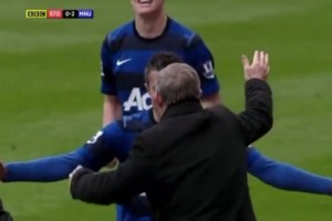 回憶殺！范佩西結束進球荒，與弗爵爺擁抱慶祝