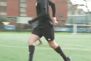 讓我們回顧一下卡卡在五人制比賽中的這粒進球??