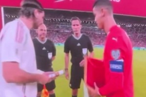 親手喂一口~阿德里亞諾竟然是女兒控??女兒長得真好看