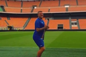 老同志賽前要做好熱身??！維耶里這個(gè)歲數(shù)膝蓋還是可以的