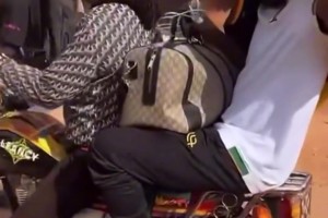 打摩的??！奧納納被拍到坐摩的去機(jī)場(chǎng)返回歐洲