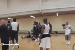 一切都是緣分！名場面：09年詹姆斯在訓(xùn)練營指導(dǎo)年輕的庫里哈登！