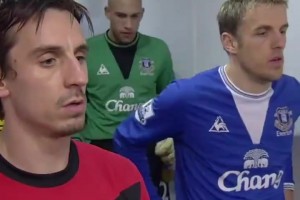 名場(chǎng)面：加里內(nèi)維爾和菲爾內(nèi)維爾在賽前完全忽略了彼此！