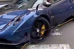 張康陽當年竟然為小因扎吉拎衣服，蘇寧公子這看著有點隨和??