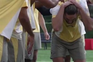 伊布、皮爾洛、加圖索擋在人墻上，但C羅依然踢進(jìn)了經(jīng)典的任意球