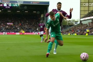 假摔真假??！科爾克茲禁區(qū)內(nèi)倒地，裁判果斷吹罰假摔黃牌警告