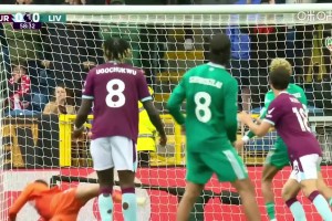 差點(diǎn)再次貢獻(xiàn)世界波！索博禁區(qū)外直接起腳勢(shì)大力沉，門將奮力撲出