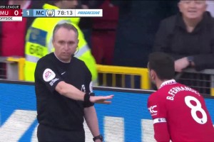 曼市德比最爭(zhēng)議時(shí)刻！拉什福德上演越位護(hù)球！B費(fèi)破門進(jìn)球有效！