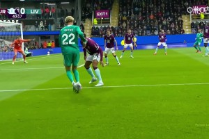 有點(diǎn)想法！埃基蒂克底線外腳背似傳似射稍稍偏出