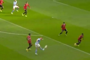 丁丁：準(zhǔn)備吃餅了！曼市德比上經(jīng)典的布丁連線