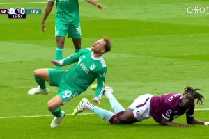 VAR沒回看！烏戈丘庫鏟到麥卡利斯特腳踝，裁判出示黃牌