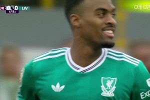 赫拉芬貝赫凌空射門極具威脅，可惜皮球稍稍高出球門