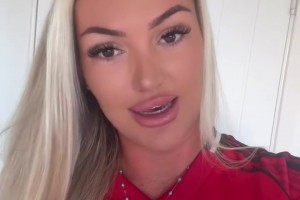 這表情到位啊！曼聯(lián)網(wǎng)紅女球迷：曼聯(lián)會(huì)贏下德比，誰(shuí)贊成誰(shuí)反對(duì)？