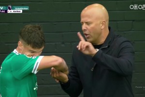 38分鐘就被換下！斯洛特在場(chǎng)邊向科爾克茲解釋