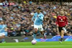 曼聯(lián)防守稀碎！哈蘭德中場送直塞！賴因德斯奔襲單刀射門打偏！
