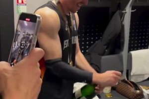 實至名歸！施羅德榮膺MVP，德國隊更衣室瘋狂慶祝！