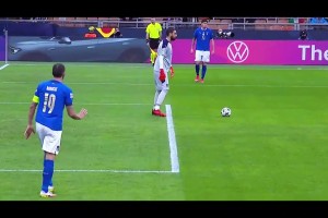 大老師和曼聯(lián)球迷一起看曼市德比，你這小伙怎么一直盯著大老師看