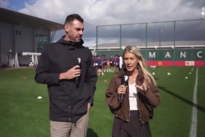 曼聯(lián)的歡迎儀式把拉門斯往死里打啊，遲到的姆貝莫也一起打??