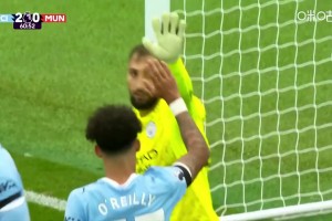 逆天撲救！姆伯莫不停球凌空抽射！多納魯馬飛身極限撲出！