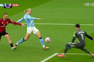 曼城2-0領(lǐng)先曼聯(lián)！多庫直塞送助攻！哈蘭德單刀挑射破門再下一城