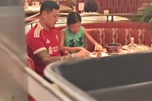 王大雷此前透露自己小時(shí)候是曼聯(lián)球迷，結(jié)果被人拍到現(xiàn)在穿利物浦
