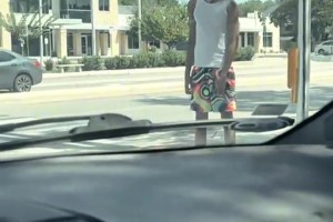 遵守交通規(guī)則！球迷街頭拍到文班亞馬，乖乖地在路邊等紅綠燈！