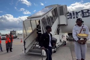 德國男籃歐錦賽奪冠后回國 在機場享受“過水門”最高待遇??