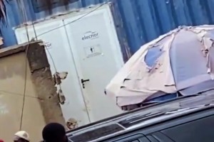 當(dāng)埃托奧看著豪車現(xiàn)身非洲街頭，現(xiàn)場(chǎng)的民眾都嗨起來(lái)了??